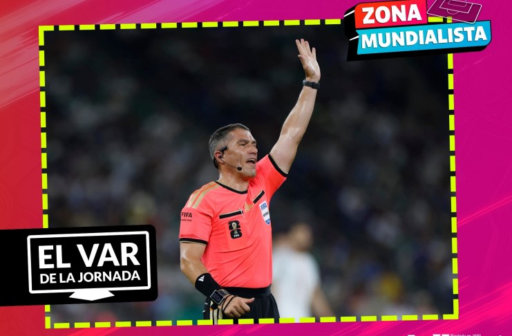 El VAR de la jornada: El juego mil de los mundiales y cuando los árbitros dejaron de vestirse de negro El cuerpo arbitral a cargo de dirigir el encuentro mil de un Mundial lució un uniforme conmemorativo con parches y detalles exclusivos. Foto La Hora: EFE