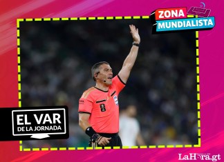 El VAR de la jornada: El juego mil de los mundiales y cuando los árbitros dejaron de vestirse de negro El cuerpo arbitral a cargo de dirigir el encuentro mil de un Mundial lució un uniforme conmemorativo con parches y detalles exclusivos. Foto La Hora: EFE