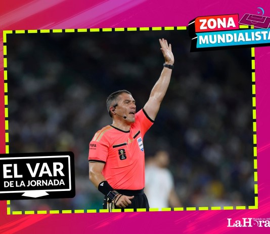 El VAR de la jornada: El juego mil de los mundiales y cuando los árbitros dejaron de vestirse de negro El cuerpo arbitral a cargo de dirigir el encuentro mil de un Mundial lució un uniforme conmemorativo con parches y detalles exclusivos. Foto La Hora: EFE
