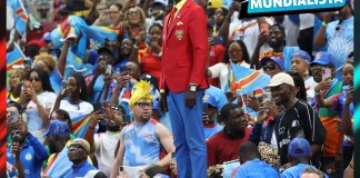 Las tribunas terminaron fundidas en una celebración total, donde las alas colombianas y el carisma de "Lumumba Vea" se unieron para encender la fiesta en las gradas. Foto La Hora: EFE