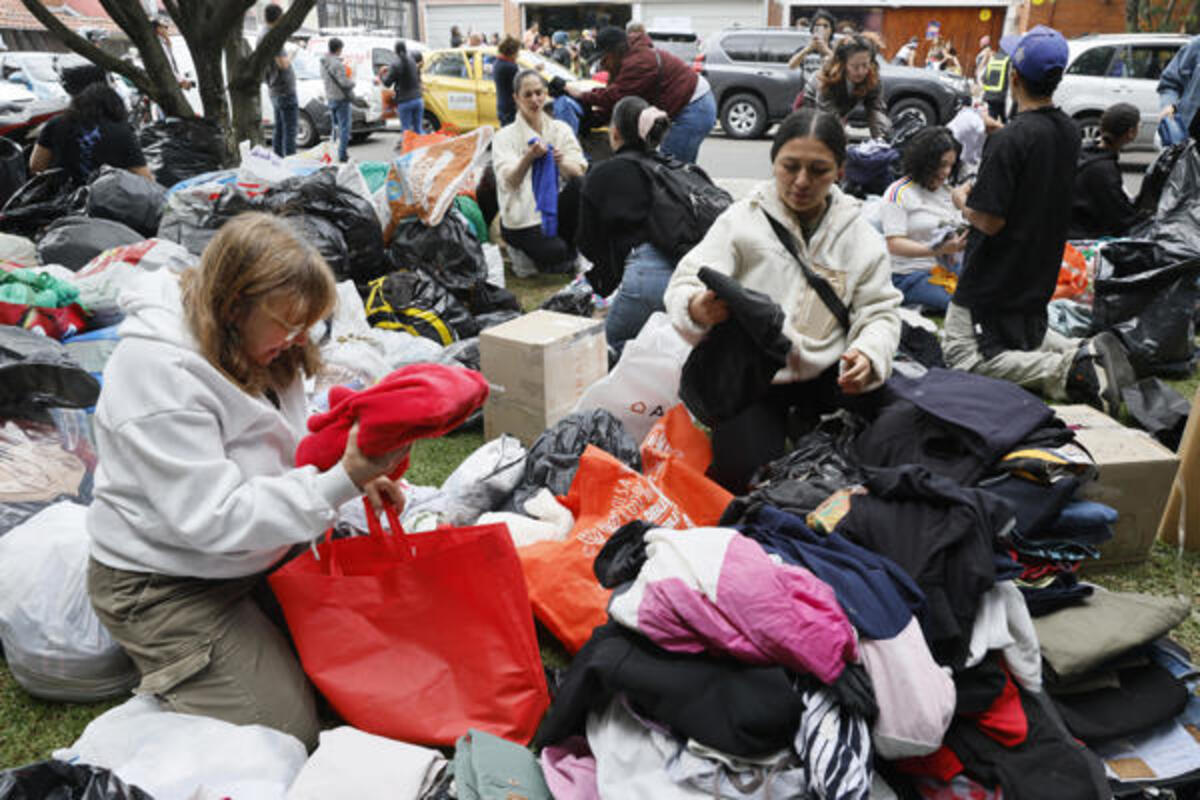 Voluntarios organizan este viernes donaciones para los damnificados por los dos terremotos ocurridos en Venezuela, en un centro de acopio en Bogotá (Colombia). EFE/ Carlos Ortega