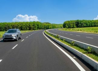 Así es Xochi, flores, puentes y naturaleza: un recorrido visual por el corredor que cambia el suroccidente Automóvil circulando por la carretera Xochi. Foto La Hora Xochi