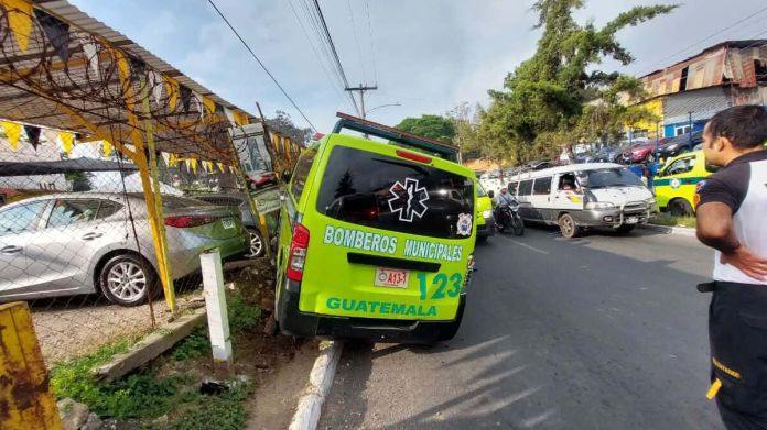 Video capta el momento cuando una ambulancia de bomberos Municipales sufre accidente de tránsito