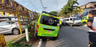 Video capta el momento cuando una ambulancia de bomberos Municipales sufre accidente de tránsito