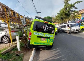 Video capta el momento cuando una ambulancia de bomberos Municipales sufre accidente de tránsito
