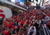 Aficionados noruegos y su mítico «viking row» invaden Times Square durante el Mundial 2026
