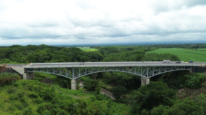 Flores, puentes y naturaleza: un recorrido visual 