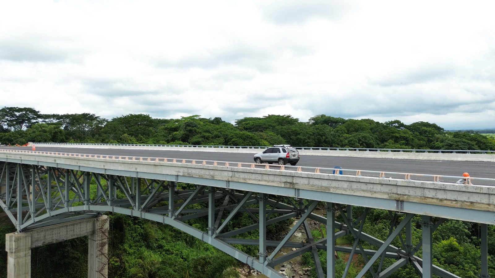 Automóvil cruzando puente de la carretera Xochi. Foto La Hora: Victor García
