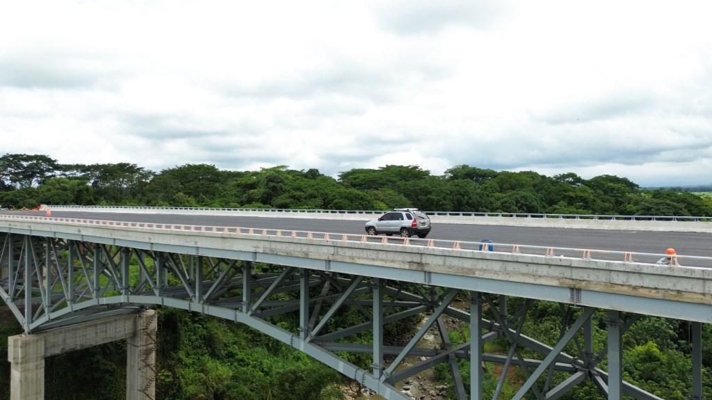 Automóvil cruzando puente de la carretera Xochi. Foto La Hora: Víctor García 