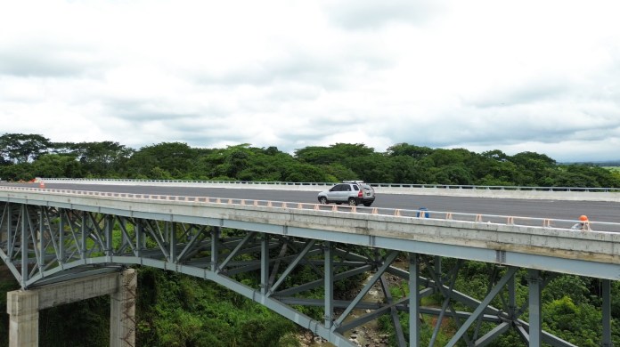 Automóvil cruzando puente de la carretera Xochi. Foto La Hora: Victor García