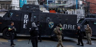 Integrantes de la Policía Civil de Río de Janeiro fueron captados este 23 de junio, durante un operativo contra bandas de crimen organizado, en la favela Santa Marta de Río de Janeiro (Brasil). Foto La Hora: EFE .