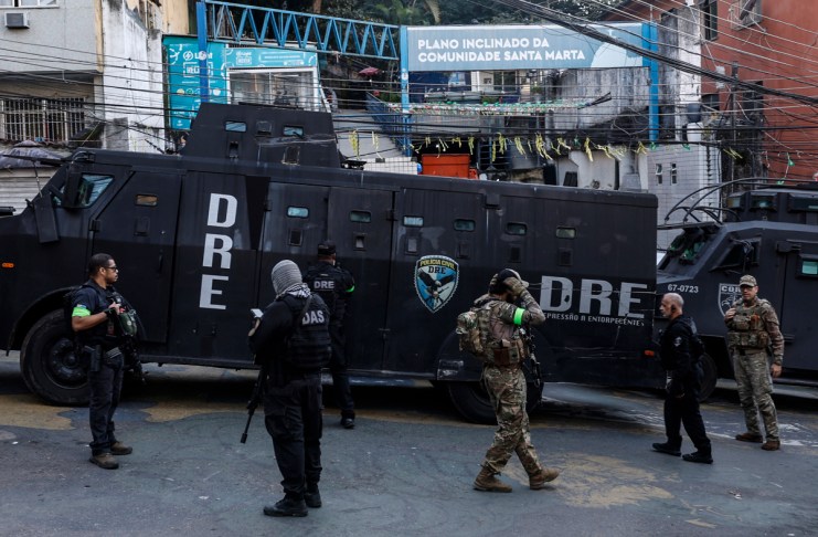 Tiroteo en Río de Janeiro causa un herido, seis detenidos y cincuenta turistas atrapados Integrantes de la Policía Civil de Río de Janeiro fueron captados este 23 de junio, durante un operativo contra bandas de crimen organizado, en la favela Santa Marta de Río de Janeiro (Brasil). Foto La Hora: EFE .