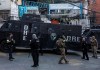 Tiroteo en Río de Janeiro causa un herido, seis detenidos y cincuenta turistas atrapados Integrantes de la Policía Civil de Río de Janeiro fueron captados este 23 de junio, durante un operativo contra bandas de crimen organizado, en la favela Santa Marta de Río de Janeiro (Brasil). Foto La Hora: EFE .