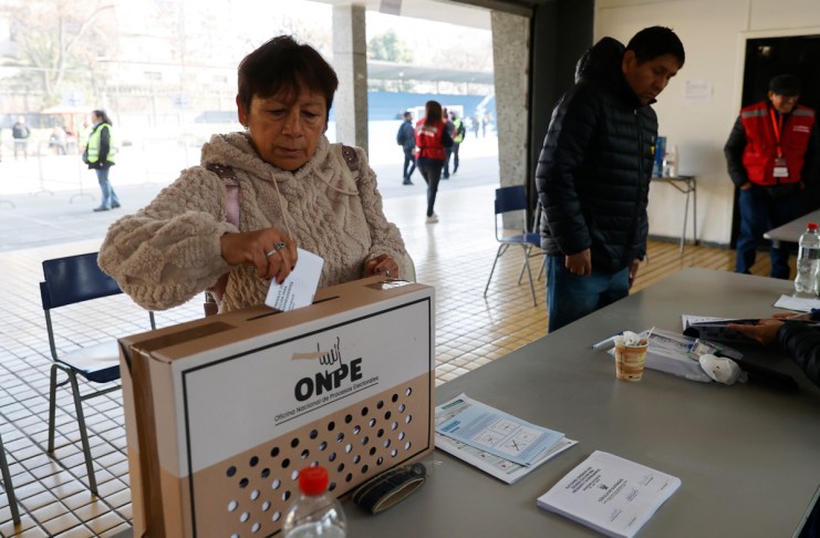 La votación de la segunda vuelta de las elecciones presidenciales de Perú concluyó y acto seguido comenzó el escrutinio.