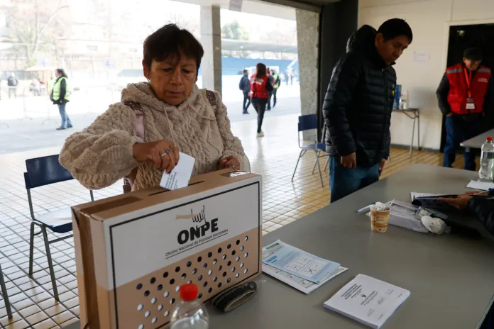 Concluye la votación de la segunda vuelta presidencial en Perú e inicia el escrutinio La votación de la segunda vuelta de las elecciones presidenciales de Perú concluyó y acto seguido comenzó el escrutinio.