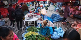Personas recorriendo un mercado popular de alimentos en La Paz (Bolivia). Foto La Hora: EFE