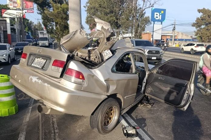 Un joven falleció a concecuencia de un fatal accidente registrado en la Calzada Aguilar Batres en horas de la madrugada. Foto La Hora: PMT Villa Nueva