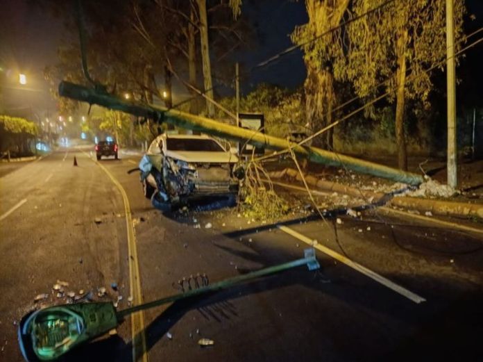 La PMT de la capital informó que el vehículo ya fue retirado por una grúa, mientras que el poste y cableado reubicado a un espacio seguro. Foto La Hora: Policía MT