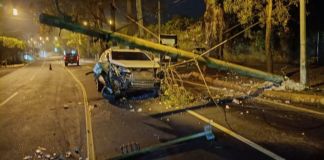 La PMT de la capital informó que el vehículo ya fue retirado por una grúa, mientras que el poste y cableado reubicado a un espacio seguro. Foto La Hora: Policía MT