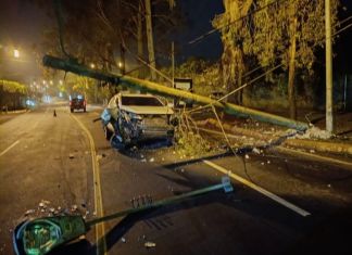 La PMT de la capital informó que el vehículo ya fue retirado por una grúa, mientras que el poste y cableado reubicado a un espacio seguro. Foto La Hora: Policía MT