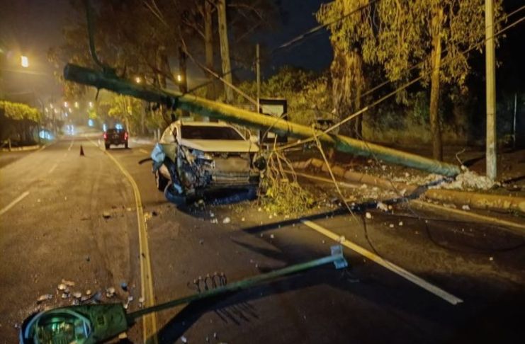Habilitan paso en bulevar La Montaña tras retiro de vehículo que impactó contra poste del alumbrado eléctrico La PMT de la capital informó que el vehículo ya fue retirado por una grúa, mientras que el poste y cableado reubicado a un espacio seguro. Foto La Hora: Policía MT