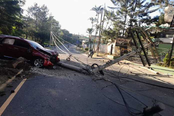 accidentemixcoluz Debido al impacto del vehículo en Mixco se interrumpió el servicio de energía y agua, informó la Municipalidad de Mixco. Foto: Cortesía