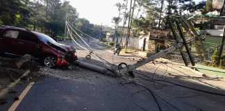 Accidente de tránsito en bulevar San Cristóbal interrumpe el servicio eléctrico en el área Debido al impacto del vehículo en Mixco se interrumpió el servicio de energía y agua, informó la Municipalidad de Mixco. Foto: Cortesía