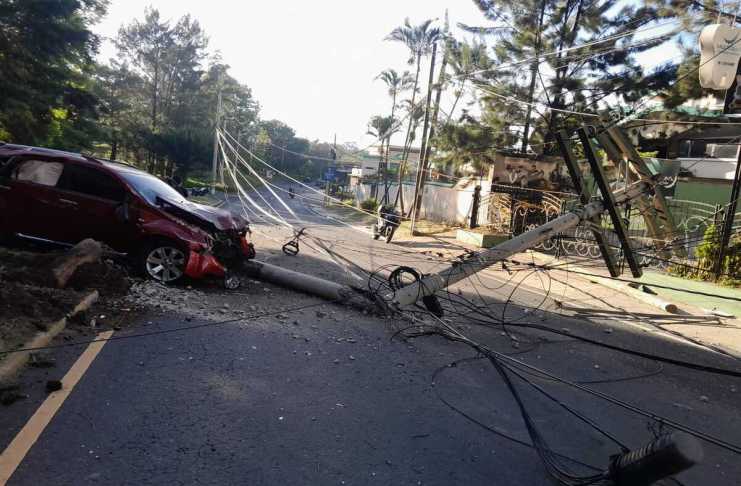 Debido al impacto del vehículo en Mixco se interrumpió el servicio de energía y agua, informó la Municipalidad de Mixco. Foto: Cortesía