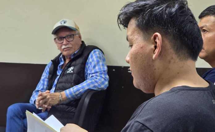 Con la mirada fija hacia su víctima, Carlos Acevedo enfrentará juicio por embestir en reiterdas ocasiones al motorista Larkin Morales. Foto La Hora: Sergio Osegueda