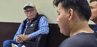 Carlos Acevedo es enviado a juicio por embestir al motorista Larkin Morales Con la mirada fija hacia su víctima, Carlos Acevedo enfrentará juicio por embestir en reiterdas ocasiones al motorista Larkin Morales. Foto La Hora: Sergio Osegueda