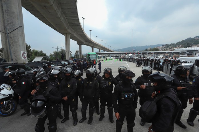 Policías detienen a manifestantes