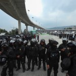 Policías detienen a manifestantes