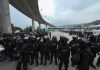 Policías detienen a manifestantes