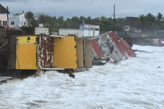 Una persona camina entre escombros de viviendas destruidas debido a la tormenta tropical Cristina este mi&eacute;rcoles, en el puerto de Iztapa. Foto La Hora: EFE