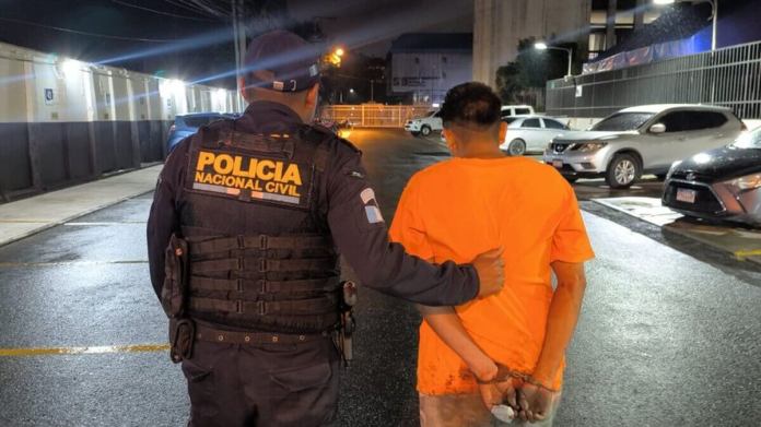 agresor padrastro Un hombre que fue capturado luego de apuñalar a su padrastro fue ligado a proceso penal por el delito de asesinato en grado de tentativa. Foto La Hora: PNC