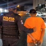 Un hombre que fue capturado luego de apuñalar a su padrastro fue ligado a proceso penal por el delito de asesinato en grado de tentativa. Foto La Hora: PNC