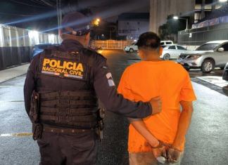 Capturado por apuñalar a su padrastro en el Día del Padre es ligado a proceso Un hombre que fue capturado luego de apuñalar a su padrastro fue ligado a proceso penal por el delito de asesinato en grado de tentativa. Foto La Hora: PNC