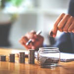 Más allá del ahorro, expertos recomiendan planificar desde temprano para llegar a los 50 con mayor estabilidad económica.