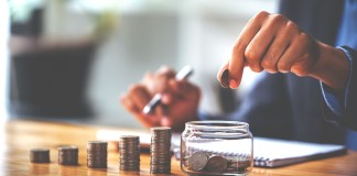 Más allá del ahorro, expertos recomiendan planificar desde temprano para llegar a los 50 con mayor estabilidad económica.