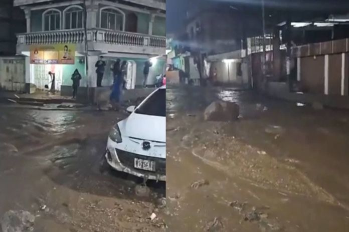 La fuerte lluvia registrada la noche de lunes ocasionó inundaciones en varias calles del casco urbano del municipio de Almolonga, Quetzaltenango.