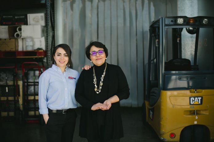Vanessa una salvadoreña de origen, pero con un corazón centroamericano y su mamá decidieron colocar los productos nostálgicos de su país en la mesa del mercado estadounidense. Foto La Hora: Cortesía Vanessa Faggiolly