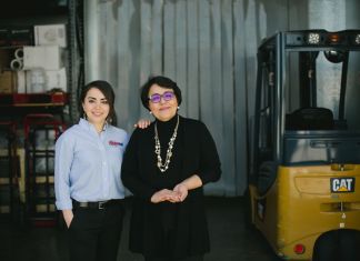 Vanessa una salvadoreña de origen, pero con un corazón centroamericano y su mamá decidieron colocar los productos nostálgicos de su país en la mesa del mercado estadounidense. Foto La Hora: Cortesía Vanessa Faggiolly