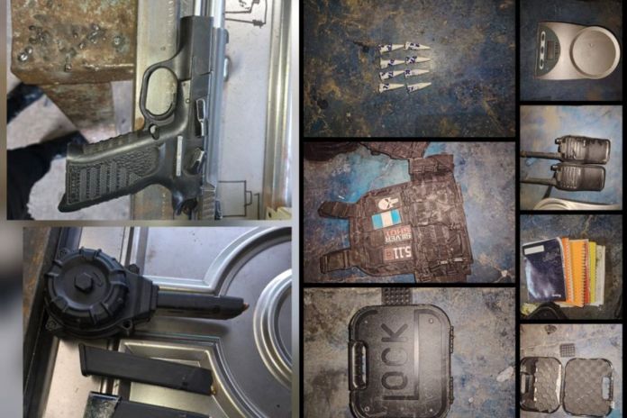 Las fuerzas de seguridad encontraron tres armas de fuego, chaleco antibalas y radiotransmisores en el allanamiento en Villa Canales. Foto La Hora: PNC