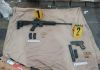 Decomisan armas y municiones proveniente de EE. UU. con destino a Petén en Puerto Barrios En el reporte policial se detalla que las armas provenientes de EE. UU. tenían como destino una comunidad del municipio de San Francisco, Petén.