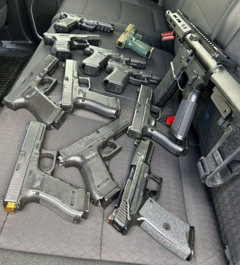Las autoridades de seguridad de Estados Unidos mostraron parte de las armas decomisadas al migrante guatemalteco. Foto La Hora: HSI Maryland