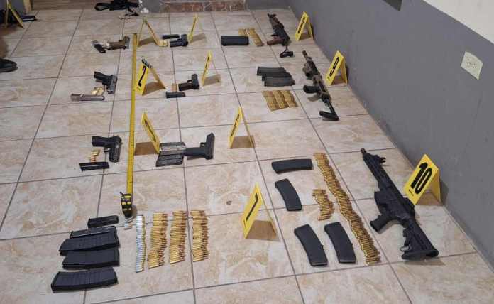 Cinco capturas y una gran cantidad de armamento incautado deja enfrentamiento entre policía y supuestos criminales en Morales, Izabal. Foto La Hora: PNC