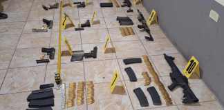 Armas y municiones, lo que atacantes de PNC en Morales, Izabal ocultaban Cinco capturas y una gran cantidad de armamento incautado deja enfrentamiento entre policía y supuestos criminales en Morales, Izabal. Foto La Hora: PNC