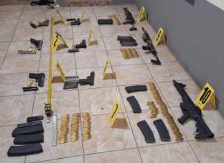 Armas y municiones, lo que atacantes de PNC en Morales, Izabal ocultaban Cinco capturas y una gran cantidad de armamento incautado deja enfrentamiento entre policía y supuestos criminales en Morales, Izabal. Foto La Hora: PNC