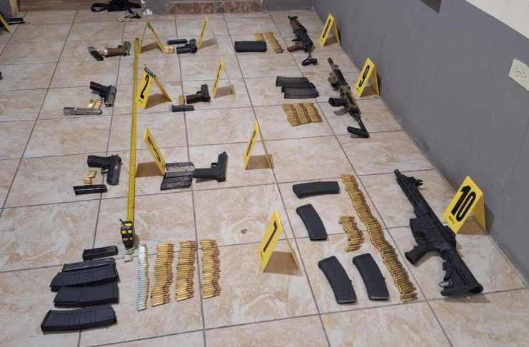 Armas y municiones, lo que atacantes de PNC en Morales, Izabal ocultaban Cinco capturas y una gran cantidad de armamento incautado deja enfrentamiento entre policía y supuestos criminales en Morales, Izabal. Foto La Hora: PNC