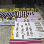 En una caja de encomiendas procedente de los EE. UU. fueron encontradas las armas y municiones en la portuaria de Puerto Barrios, Izabal. Foto La Hora: PNC